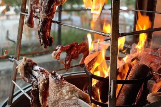Το ελληνικό νησί που είναι ιδανικός ανοιξιάτικος προορισμός, σύμφωνα με το TasteAtlas